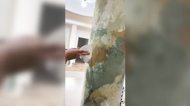 Umělecká proměna sloupu v Ozběkisztánu: Malíř vytvořil z obyčejného povrchu dokonalou imitaci mramoru