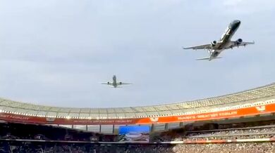 Přelet dopravních letadel nad stadionem v Kapském Městě: Dvě nízko letící letadla zahájila ragbyový zápas