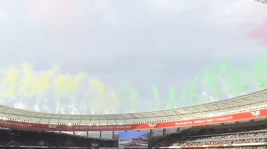 Přelet dopravních letadel nad stadionem v Kapském Městě: Dvě nízko letící letadla zahájila ragbyový zápas
