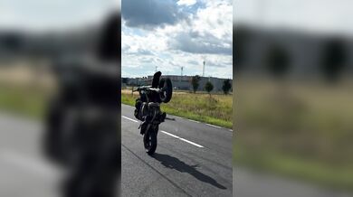 Střet dvou wheelie motorkářů