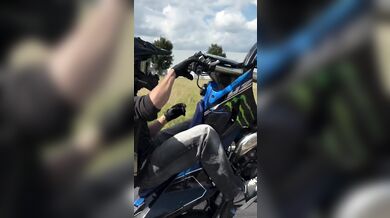 Střet dvou wheelie motorkářů