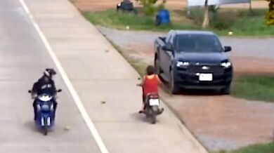 Ženu na motorce zasáhla do hlavy vodní meloun