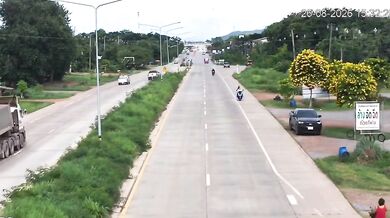 Ženu na motorce zasáhla do hlavy vodní meloun