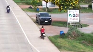 Ženu na motorce zasáhla do hlavy vodní meloun