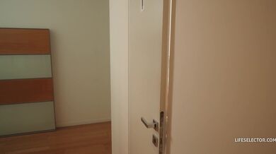 Dvě nadržené kolegyně se v práci podělí o můj tvrdej čurák a střídají se v kouření a mrdání
