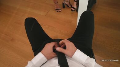 Dvě nadržené kolegyně se v práci podělí o můj tvrdej čurák a střídají se v kouření a mrdání
