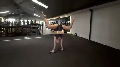 Působivá prohlídka fitcentra na Bali: Dron natočil plynulé video díky přesné koordinaci