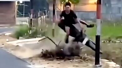 Wheelie na skútru zakončené v kanálu