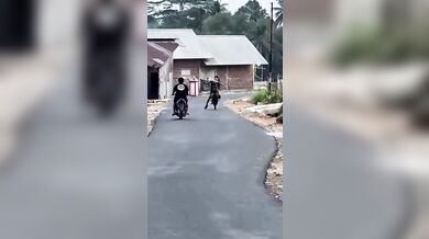 Wheelie na skútru zakončené v kanálu