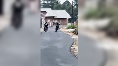 Wheelie na skútru zakončené v kanálu