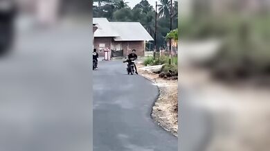 Wheelie na skútru zakončené v kanálu