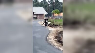 Wheelie na skútru zakončené v kanálu