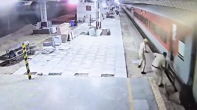 Muže táhl po nástupišti jedoucí vlak