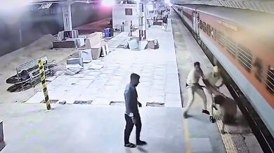 Muže táhl po nástupišti jedoucí vlak