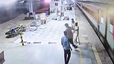 Muže táhl po nástupišti jedoucí vlak
