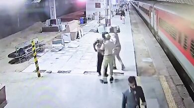 Muže táhl po nástupišti jedoucí vlak