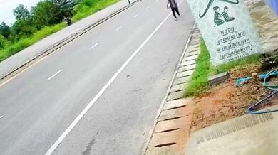 Řidič skútru srazil ve vysoké rychlosti ženu na krajnici