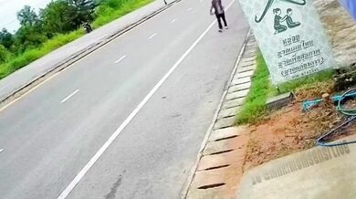 Řidič skútru srazil ve vysoké rychlosti ženu na krajnici