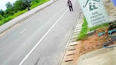 Řidič skútru srazil ve vysoké rychlosti ženu na krajnici