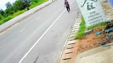 Řidič skútru srazil ve vysoké rychlosti ženu na krajnici