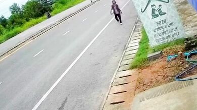 Řidič skútru srazil ve vysoké rychlosti ženu na krajnici