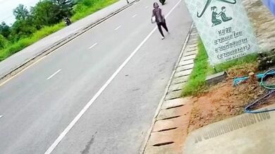 Řidič skútru srazil ve vysoké rychlosti ženu na krajnici