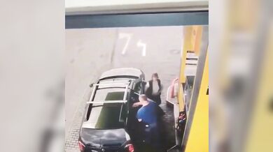 Hazard na čerpací stanici v Rusku: Muž tankoval benzín do kanystrů v autě a způsobil požár