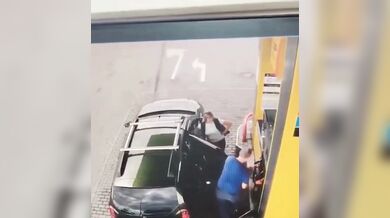 Hazard na čerpací stanici v Rusku: Muž tankoval benzín do kanystrů v autě a způsobil požár