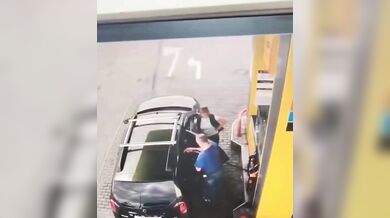 Hazard na čerpací stanici v Rusku: Muž tankoval benzín do kanystrů v autě a způsobil požár
