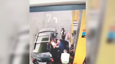 Hazard na čerpací stanici v Rusku: Muž tankoval benzín do kanystrů v autě a způsobil požár