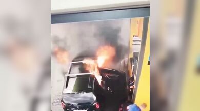 Hazard na čerpací stanici v Rusku: Muž tankoval benzín do kanystrů v autě a způsobil požár