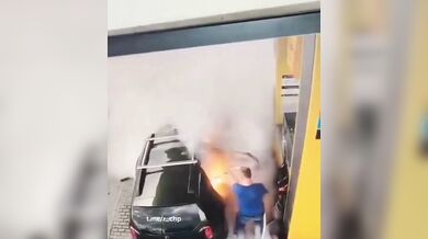 Hazard na čerpací stanici v Rusku: Muž tankoval benzín do kanystrů v autě a způsobil požár