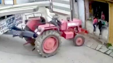 Nehoda v Indii: Traktor s elektrickými sloupy vjel do obchodu a zranil dvě malé dívky