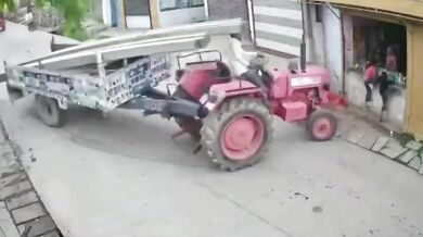 Nehoda v Indii: Traktor s elektrickými sloupy vjel do obchodu a zranil dvě malé dívky