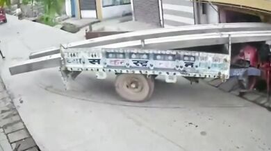 Nehoda v Indii: Traktor s elektrickými sloupy vjel do obchodu a zranil dvě malé dívky