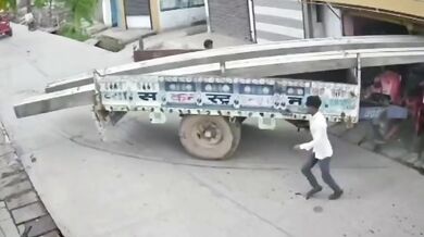 Nehoda v Indii: Traktor s elektrickými sloupy vjel do obchodu a zranil dvě malé dívky
