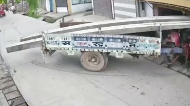 Nehoda v Indii: Traktor s elektrickými sloupy vjel do obchodu a zranil dvě malé dívky