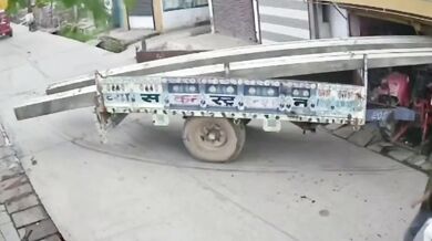 Nehoda v Indii: Traktor s elektrickými sloupy vjel do obchodu a zranil dvě malé dívky