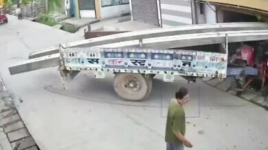 Nehoda v Indii: Traktor s elektrickými sloupy vjel do obchodu a zranil dvě malé dívky