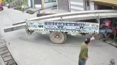 Nehoda v Indii: Traktor s elektrickými sloupy vjel do obchodu a zranil dvě malé dívky