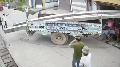 Nehoda v Indii: Traktor s elektrickými sloupy vjel do obchodu a zranil dvě malé dívky