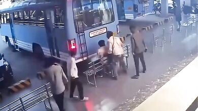 Vystrašení mladíků na autobusovém nádraží