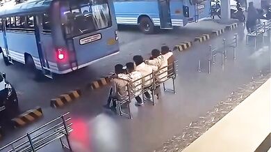 Vystrašení mladíků na autobusovém nádraží
