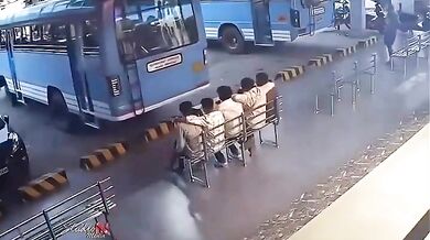 Vystrašení mladíků na autobusovém nádraží