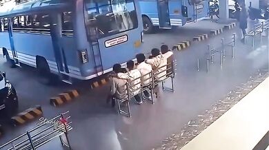 Vystrašení mladíků na autobusovém nádraží