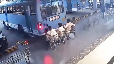 Vystrašení mladíků na autobusovém nádraží