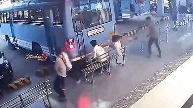 Vystrašení mladíků na autobusovém nádraží