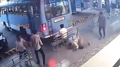 Vystrašení mladíků na autobusovém nádraží