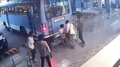 Vystrašení mladíků na autobusovém nádraží