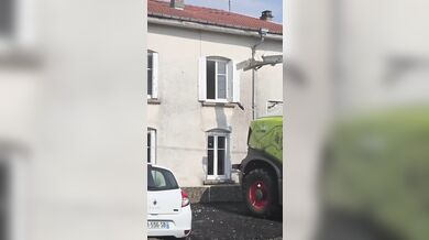 Netradiční svatební žert ve Francii: Kamarádi naplnili dům ženicha papírem pomocí řezačky na krmivo
